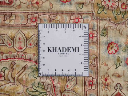 Sehr feiner, handgeknüpfter Khademi Orientteppich mit Täbriz Design aus Wolle mit Seide, rot, creme. 362x276 cm. Vertrieb durch Jupiter Intl.