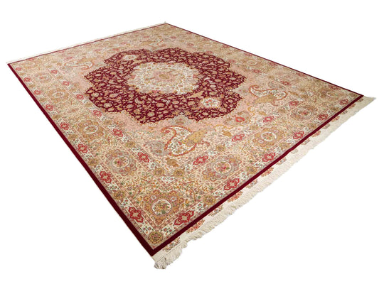Sehr feiner, handgeknüpfter Khademi Orientteppich mit Täbriz Design aus Wolle mit Seide, rot, creme. 362x276 cm. Vertrieb durch Jupiter Intl.