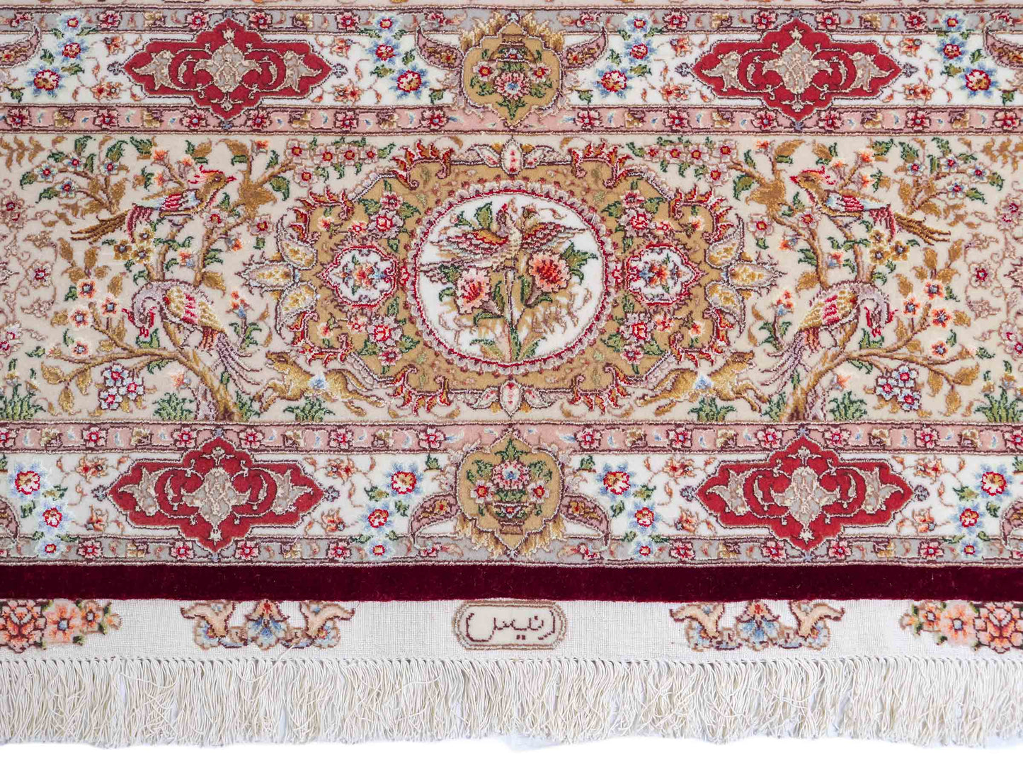 Sehr feiner, handgeknüpfter Khademi Orientteppich mit Täbriz Design aus Wolle mit Seide, rot, creme. 362x276 cm. Vertrieb durch Jupiter Intl.
