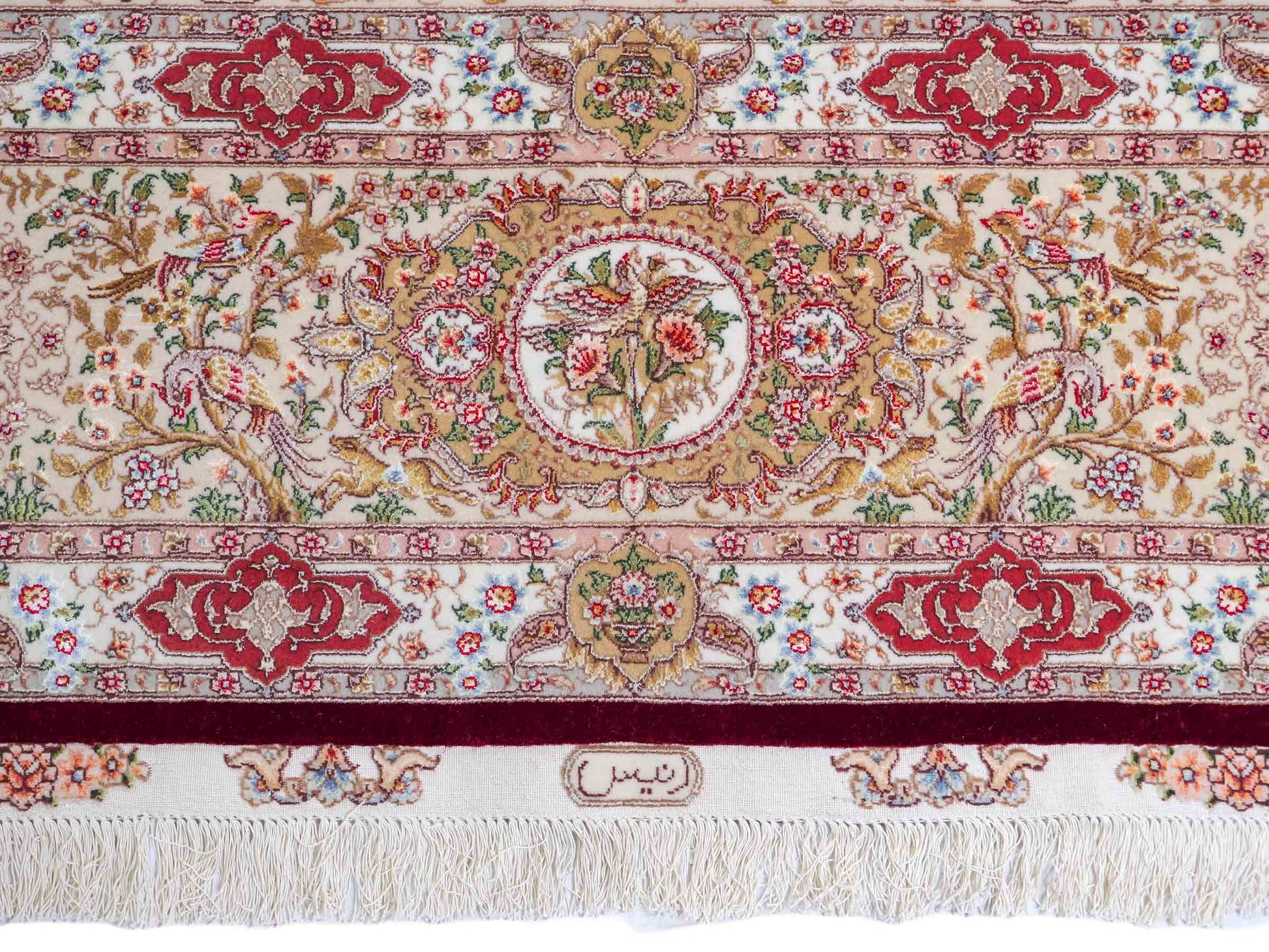 Sehr feiner, handgeknüpfter Khademi Orientteppich mit Täbriz Design aus Wolle mit Seide, rot, creme. 362x276 cm. Vertrieb durch Jupiter Intl.
