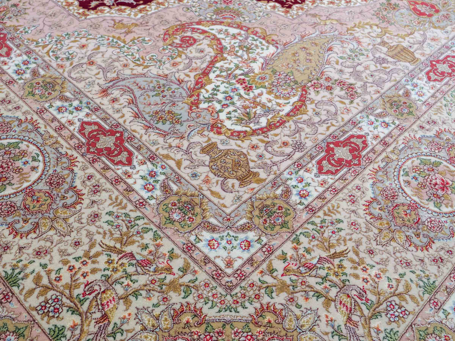 Sehr feiner, handgeknüpfter Khademi Orientteppich mit Täbriz Design aus Wolle mit Seide, rot, creme. 362x276 cm. Vertrieb durch Jupiter Intl.