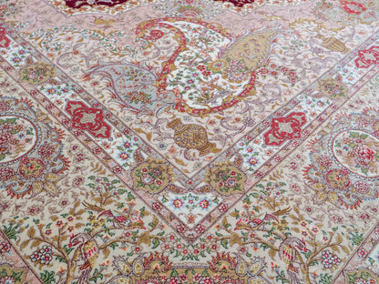 Sehr feiner, handgeknüpfter Khademi Orientteppich mit Täbriz Design aus Wolle mit Seide, rot, creme. 362x276 cm. Vertrieb durch Jupiter Intl.