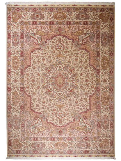 Sehr feiner, handgeknüpfter Khademi Orientteppich mit Täbriz Design aus Wolle mit Seide, creme, rosa. 364x274 cm. Vertrieb durch Jupiter Intl.
