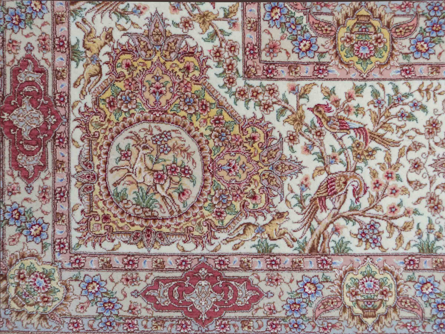 Sehr feiner, handgeknüpfter Khademi Orientteppich mit Täbriz Design aus Wolle mit Seide, creme, rosa. 364x274 cm. Vertrieb durch Jupiter Intl.