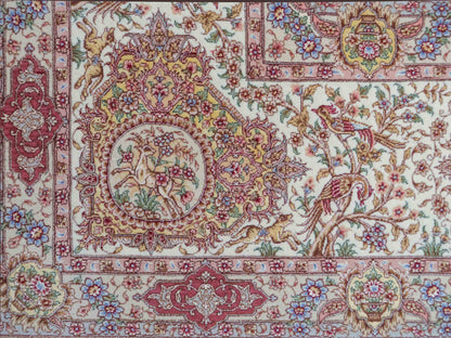 Sehr feiner, handgeknüpfter Khademi Orientteppich mit Täbriz Design aus Wolle mit Seide, creme, rosa. 364x274 cm. Vertrieb durch Jupiter Intl.