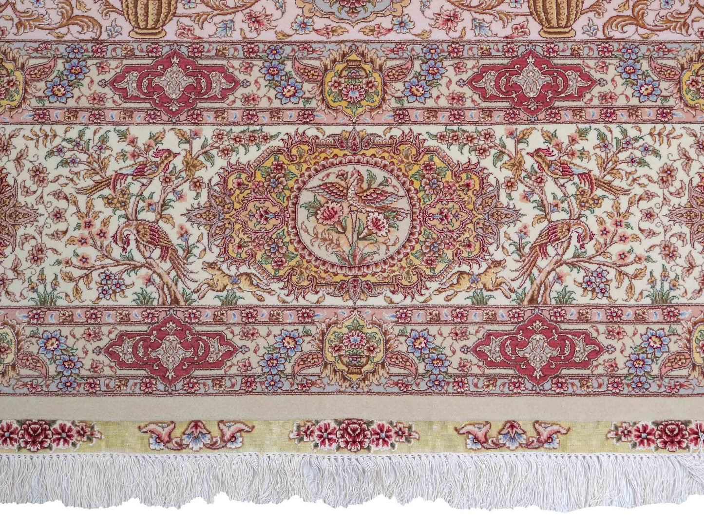 Sehr feiner, handgeknüpfter Khademi Orientteppich mit Täbriz Design aus Wolle mit Seide, creme, rosa. 364x274 cm. Vertrieb durch Jupiter Intl.