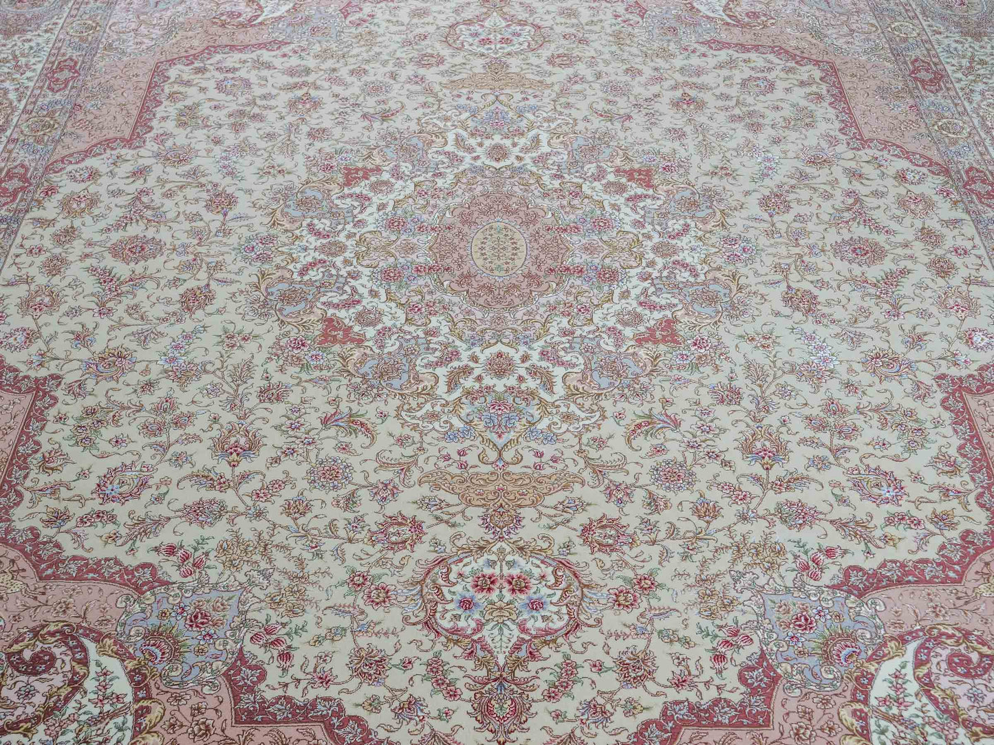 Sehr feiner, handgeknüpfter Khademi Orientteppich mit Täbriz Design aus Wolle mit Seide, creme, rosa. 364x274 cm. Vertrieb durch Jupiter Intl.