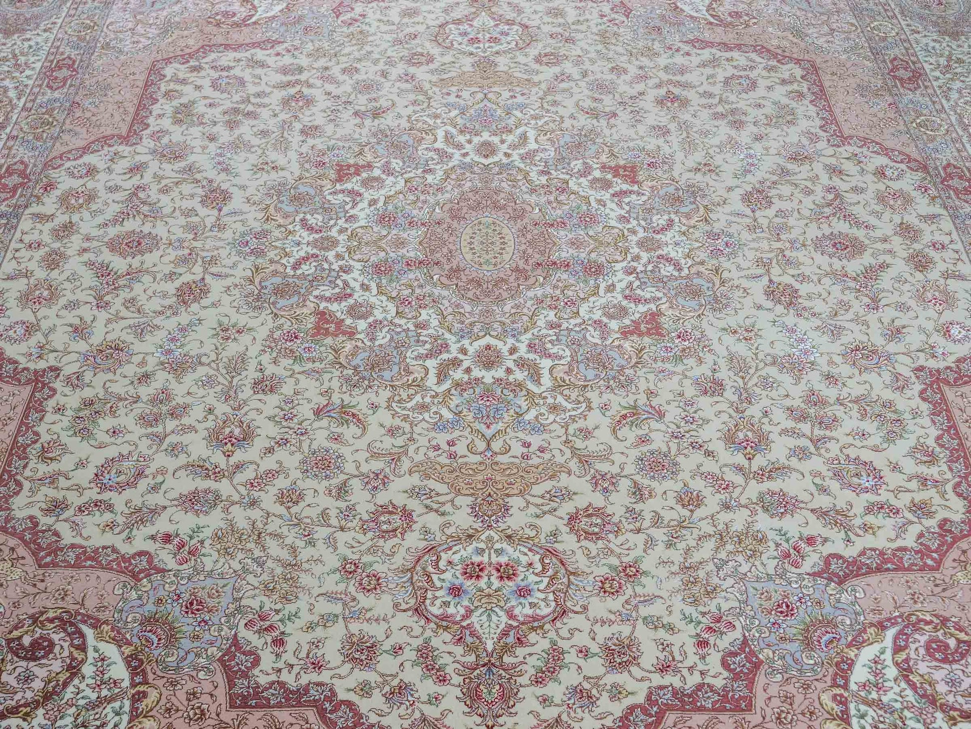 Sehr feiner, handgeknüpfter Khademi Orientteppich mit Täbriz Design aus Wolle mit Seide, creme, rosa. 364x274 cm. Vertrieb durch Jupiter Intl.