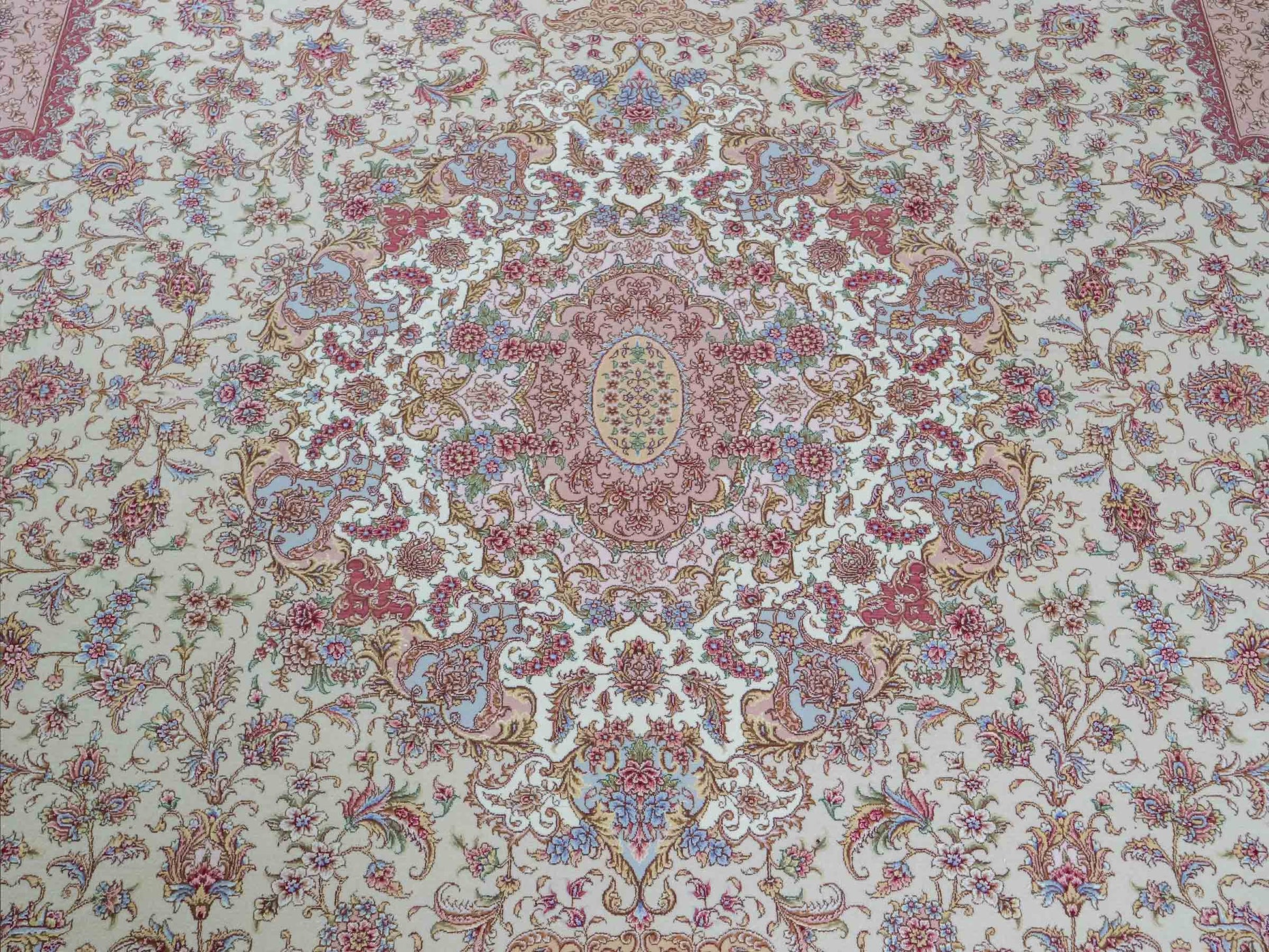 Sehr feiner, handgeknüpfter Khademi Orientteppich mit Täbriz Design aus Wolle mit Seide, creme, rosa. 364x274 cm. Vertrieb durch Jupiter Intl.
