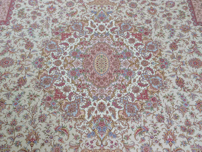 Sehr feiner, handgeknüpfter Khademi Orientteppich mit Täbriz Design aus Wolle mit Seide, creme, rosa. 364x274 cm. Vertrieb durch Jupiter Intl.