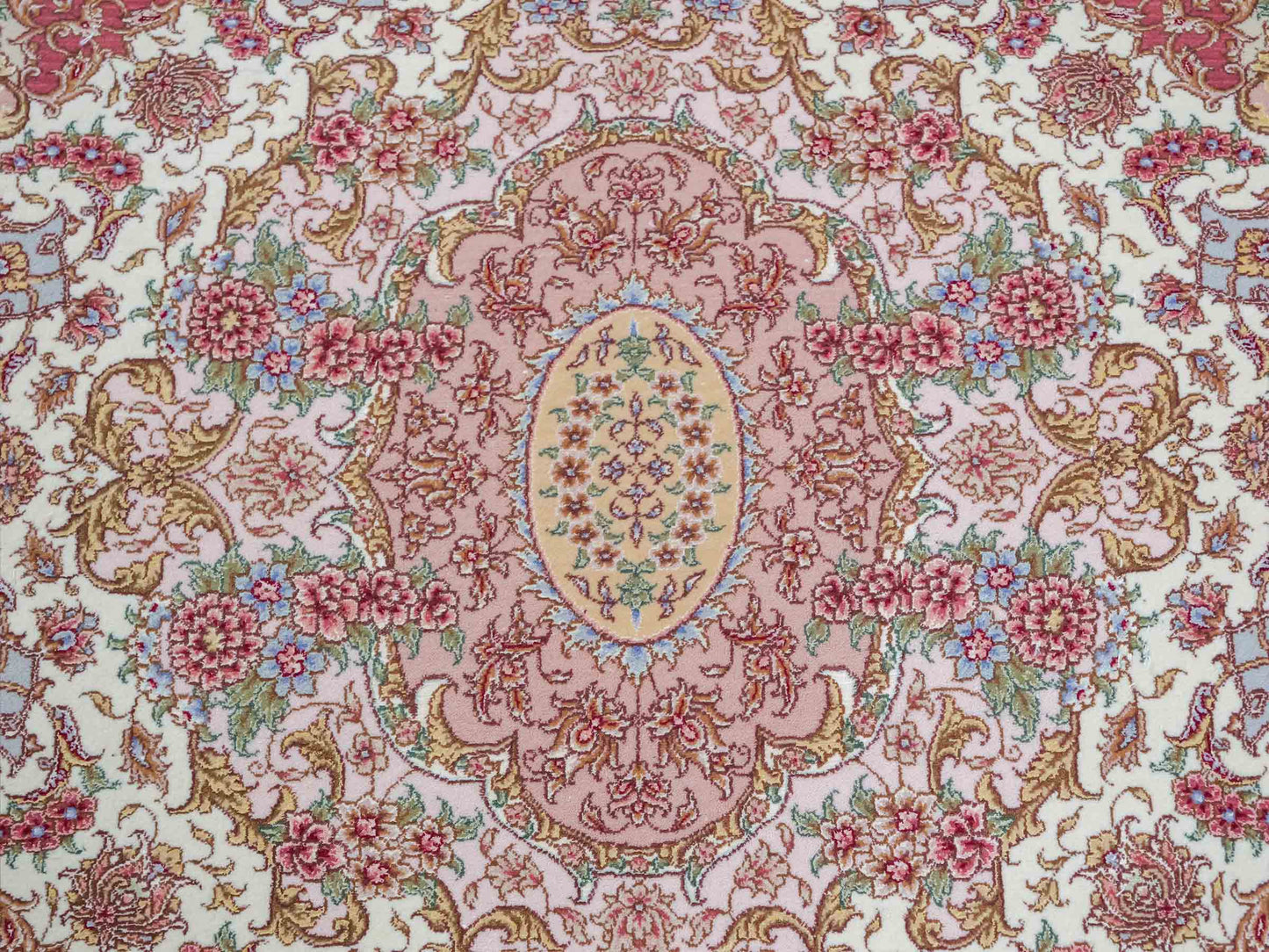 Sehr feiner, handgeknüpfter Khademi Orientteppich mit Täbriz Design aus Wolle mit Seide, creme, rosa. 364x274 cm. Vertrieb durch Jupiter Intl.