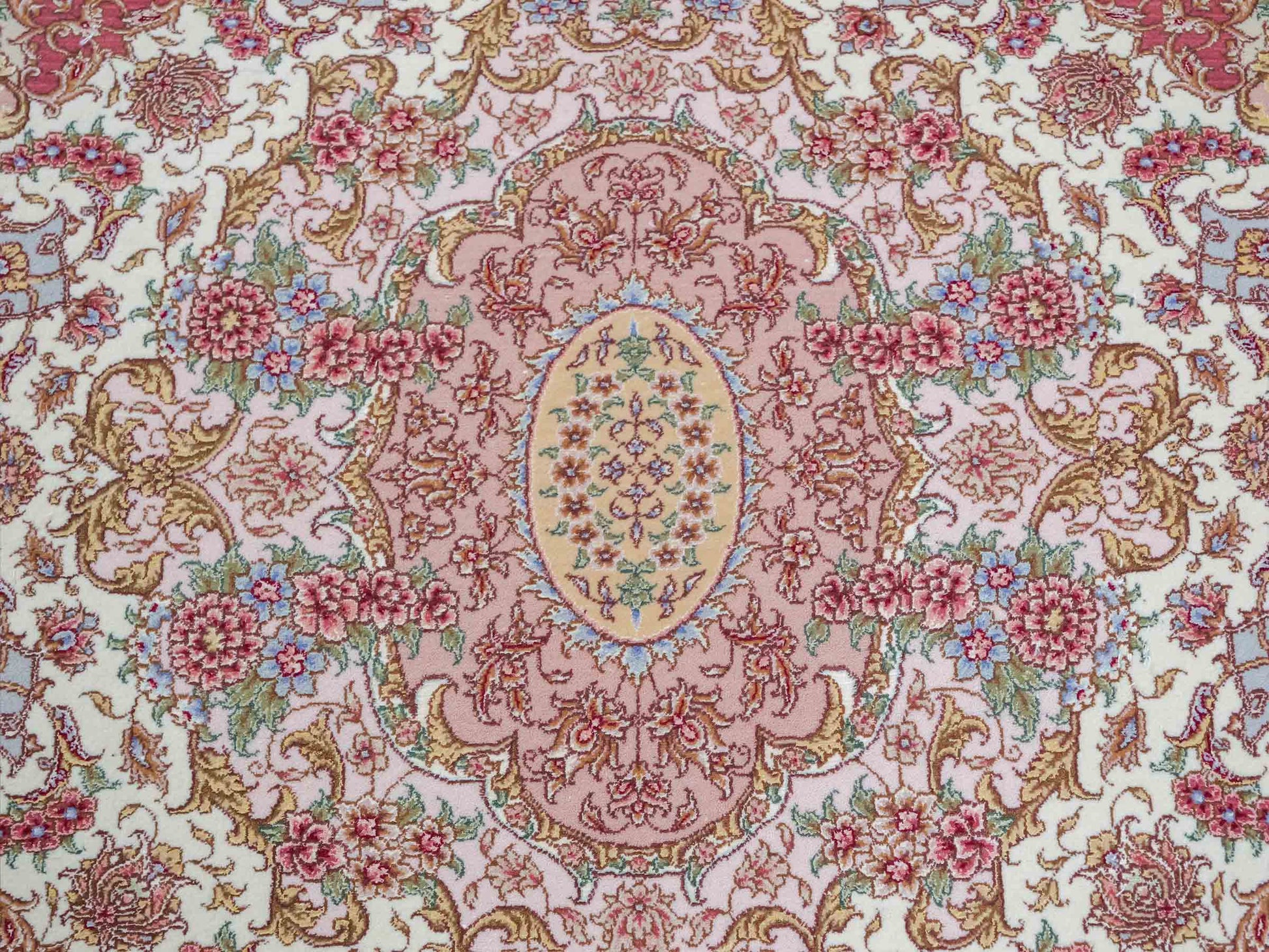 Sehr feiner, handgeknüpfter Khademi Orientteppich mit Täbriz Design aus Wolle mit Seide, creme, rosa. 364x274 cm. Vertrieb durch Jupiter Intl.