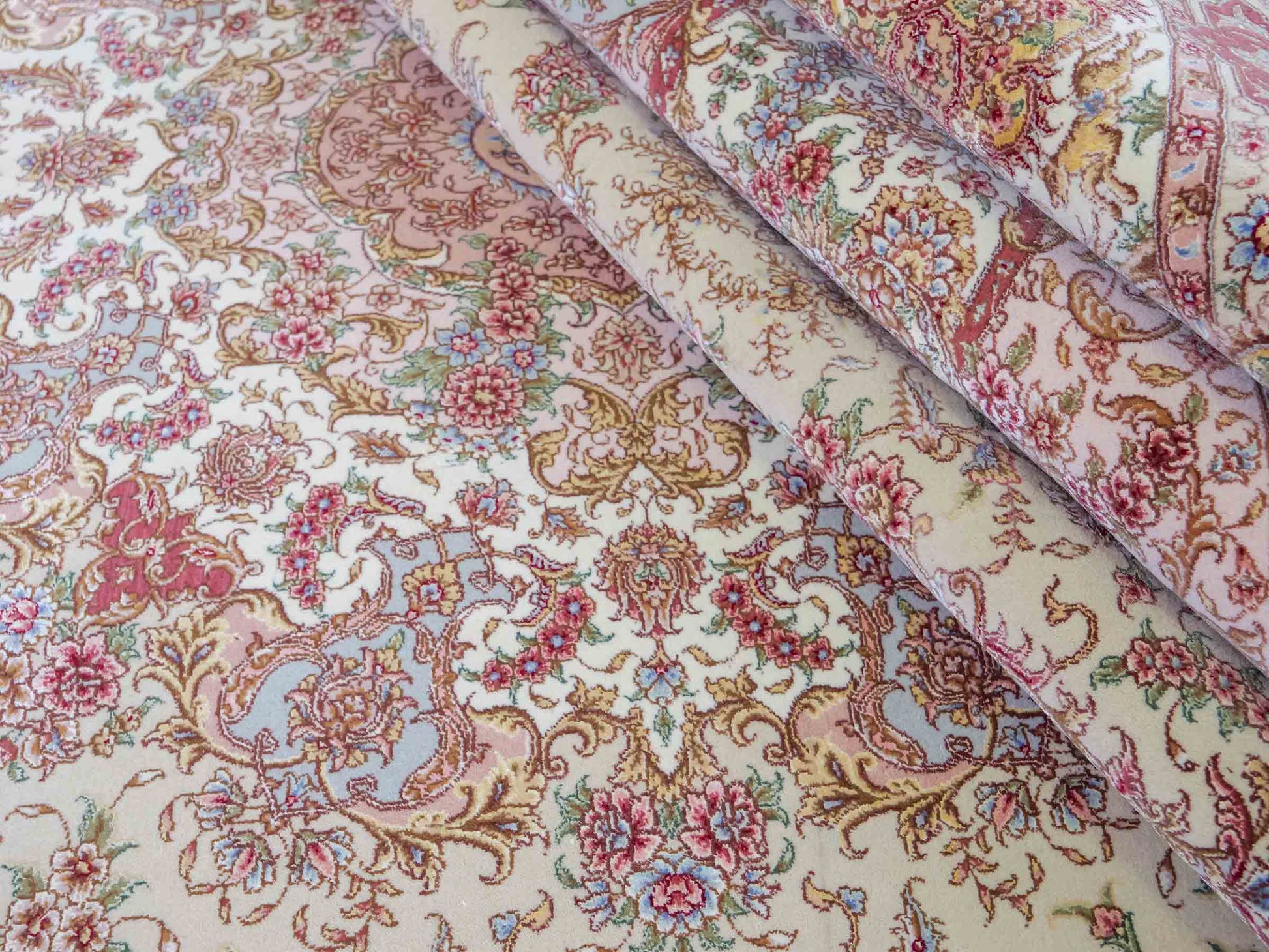 Sehr feiner, handgeknüpfter Khademi Orientteppich mit Täbriz Design aus Wolle mit Seide, creme, rosa. 364x274 cm. Vertrieb durch Jupiter Intl.