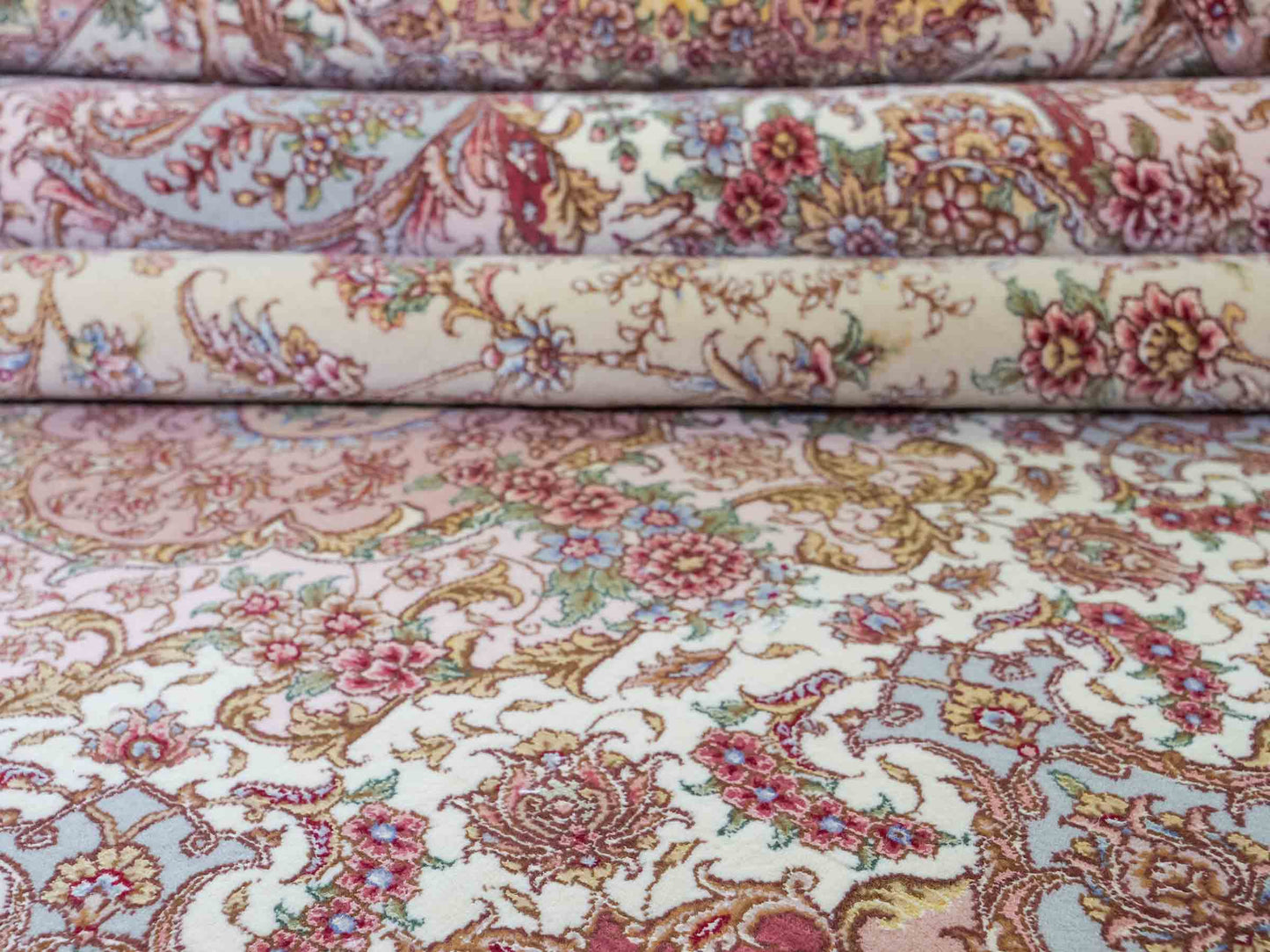 Sehr feiner, handgeknüpfter Khademi Orientteppich mit Täbriz Design aus Wolle mit Seide, creme, rosa. 364x274 cm. Vertrieb durch Jupiter Intl.