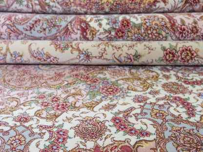 Sehr feiner, handgeknüpfter Khademi Orientteppich mit Täbriz Design aus Wolle mit Seide, creme, rosa. 364x274 cm. Vertrieb durch Jupiter Intl.
