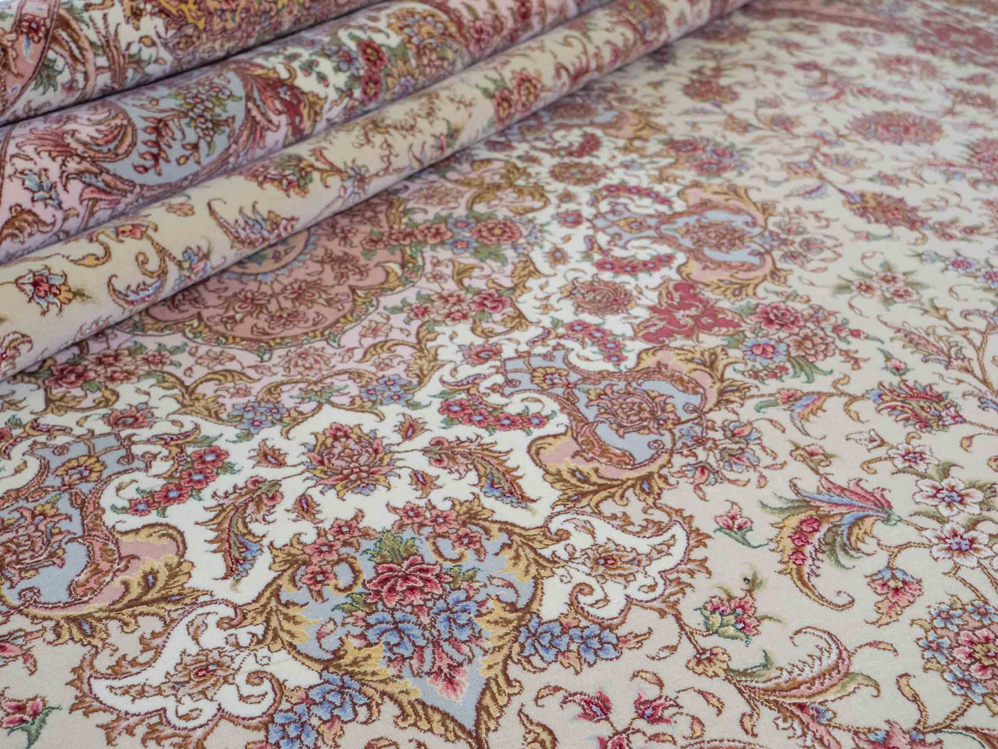 Sehr feiner, handgeknüpfter Khademi Orientteppich mit Täbriz Design aus Wolle mit Seide, creme, rosa. 364x274 cm. Vertrieb durch Jupiter Intl.