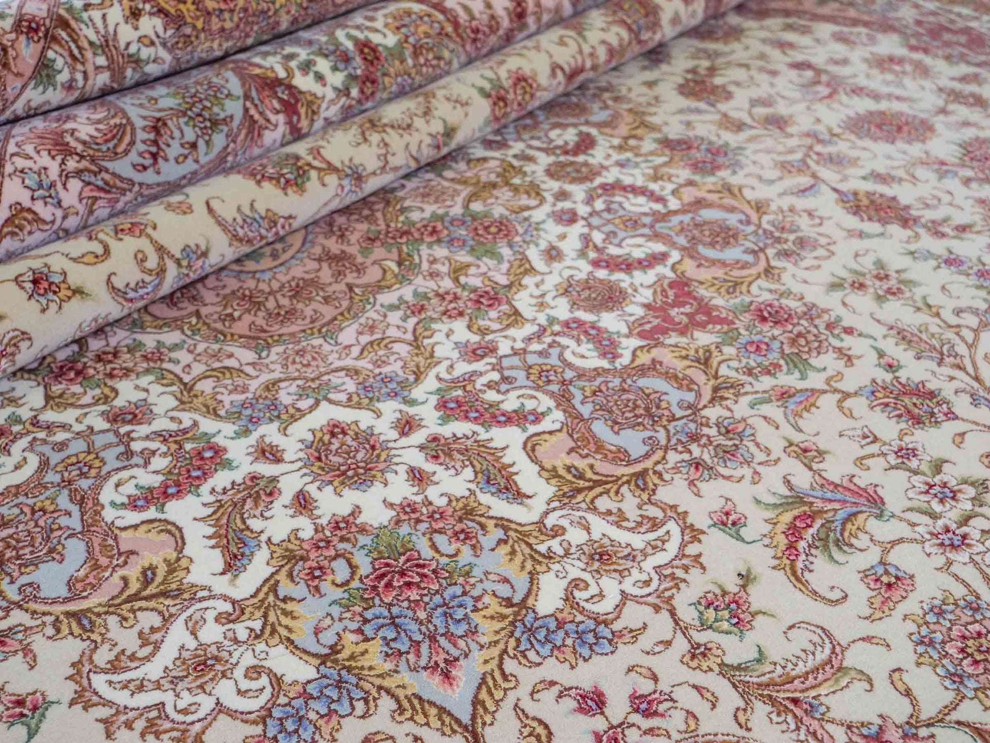 Sehr feiner, handgeknüpfter Khademi Orientteppich mit Täbriz Design aus Wolle mit Seide, creme, rosa. 364x274 cm. Vertrieb durch Jupiter Intl.