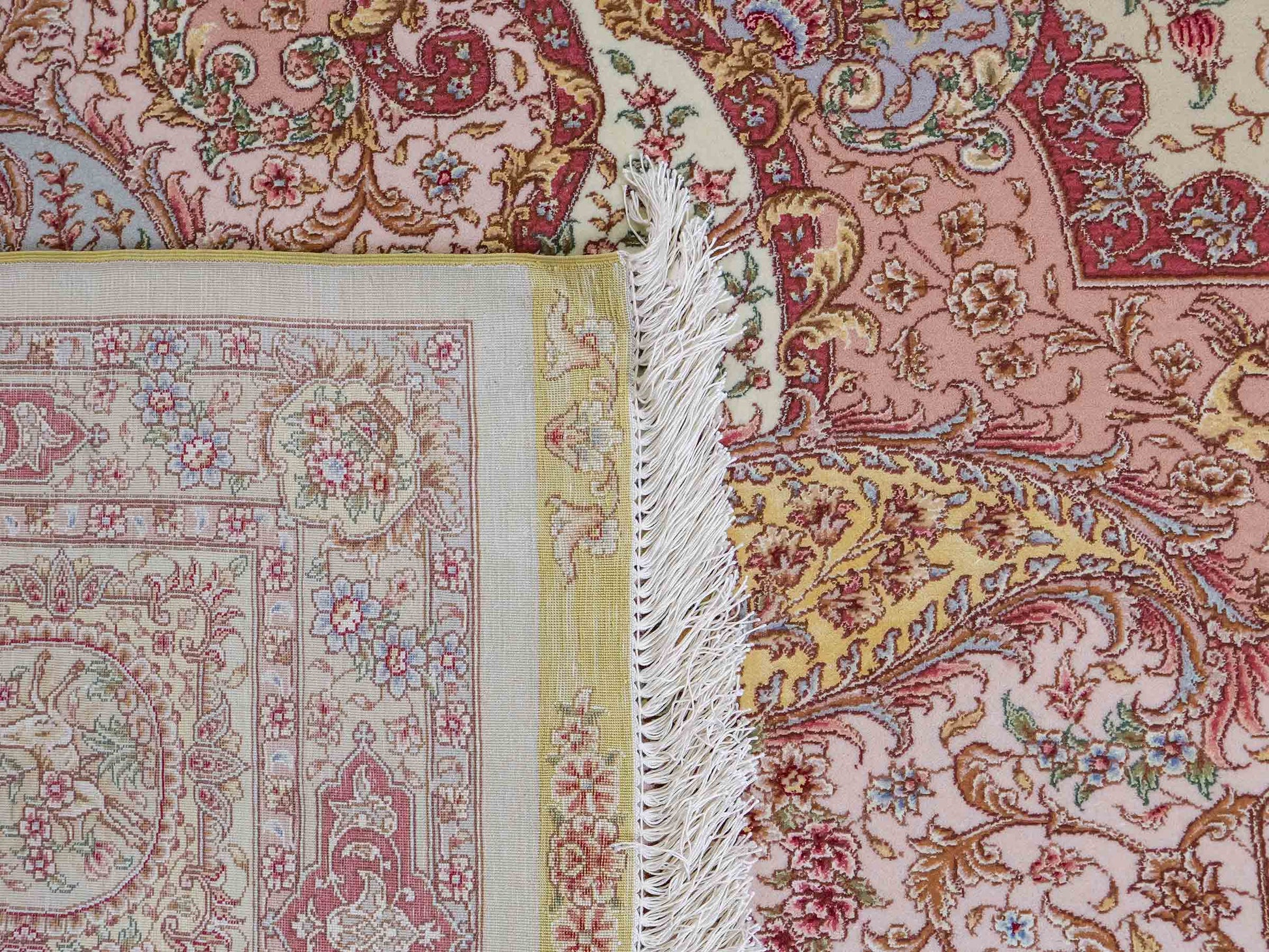 Sehr feiner, handgeknüpfter Khademi Orientteppich mit Täbriz Design aus Wolle mit Seide, creme, rosa. 364x274 cm. Vertrieb durch Jupiter Intl.