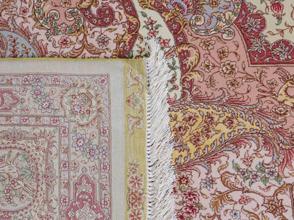 Sehr feiner, handgeknüpfter Khademi Orientteppich mit Täbriz Design aus Wolle mit Seide, creme, rosa. 364x274 cm. Vertrieb durch Jupiter Intl.