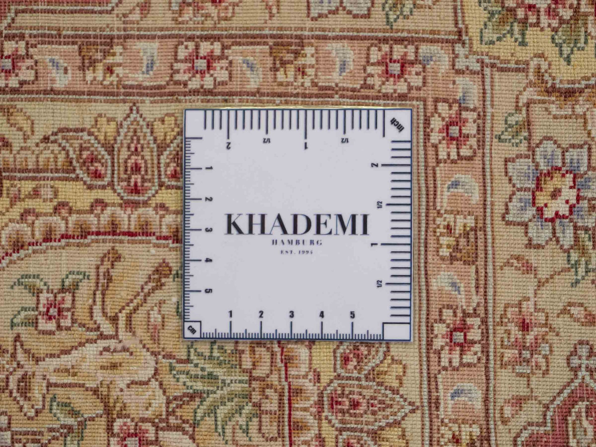 Sehr feiner, handgeknüpfter Khademi Orientteppich mit Täbriz Design aus Wolle mit Seide, creme, rosa. 364x274 cm. Vertrieb durch Jupiter Intl.