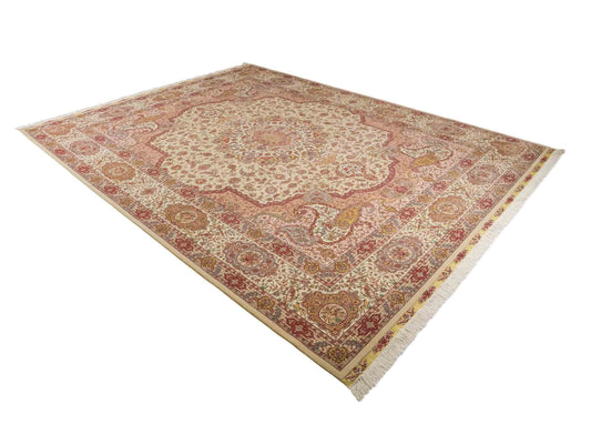 Sehr feiner, handgeknüpfter Khademi Orientteppich mit Täbriz Design aus Wolle mit Seide, creme, rosa. 364x274 cm. Vertrieb durch Jupiter Intl.