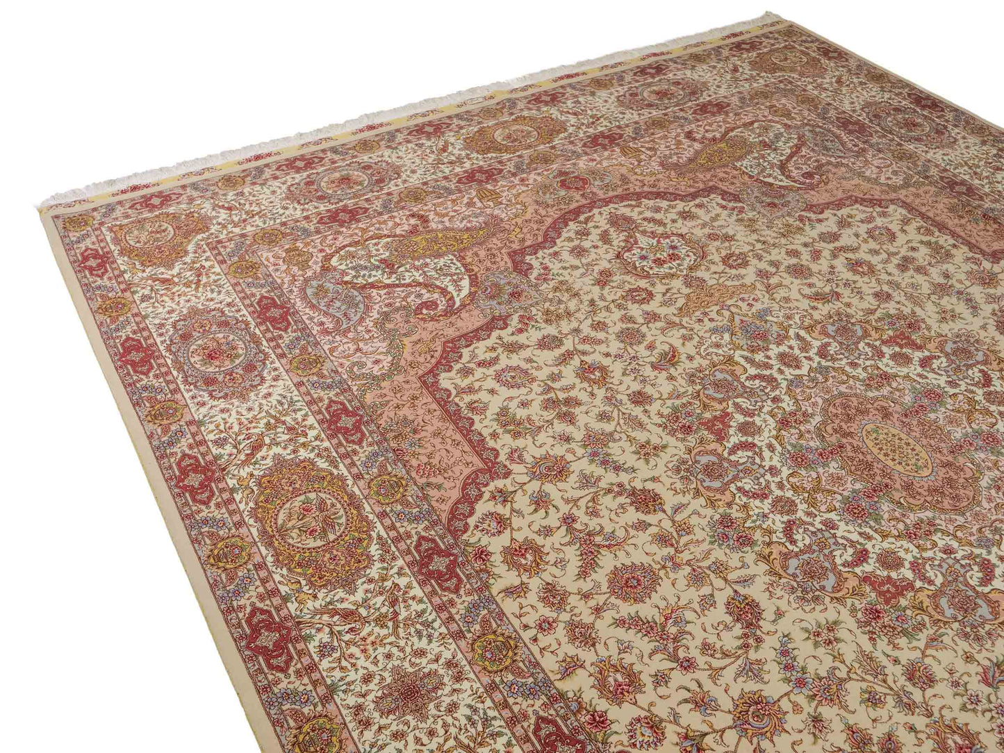 Sehr feiner, handgeknüpfter Khademi Orientteppich mit Täbriz Design aus Wolle mit Seide, creme, rosa. 364x274 cm. Vertrieb durch Jupiter Intl.