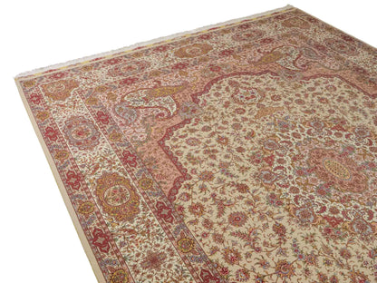 Sehr feiner, handgeknüpfter Khademi Orientteppich mit Täbriz Design aus Wolle mit Seide, creme, rosa. 364x274 cm. Vertrieb durch Jupiter Intl.