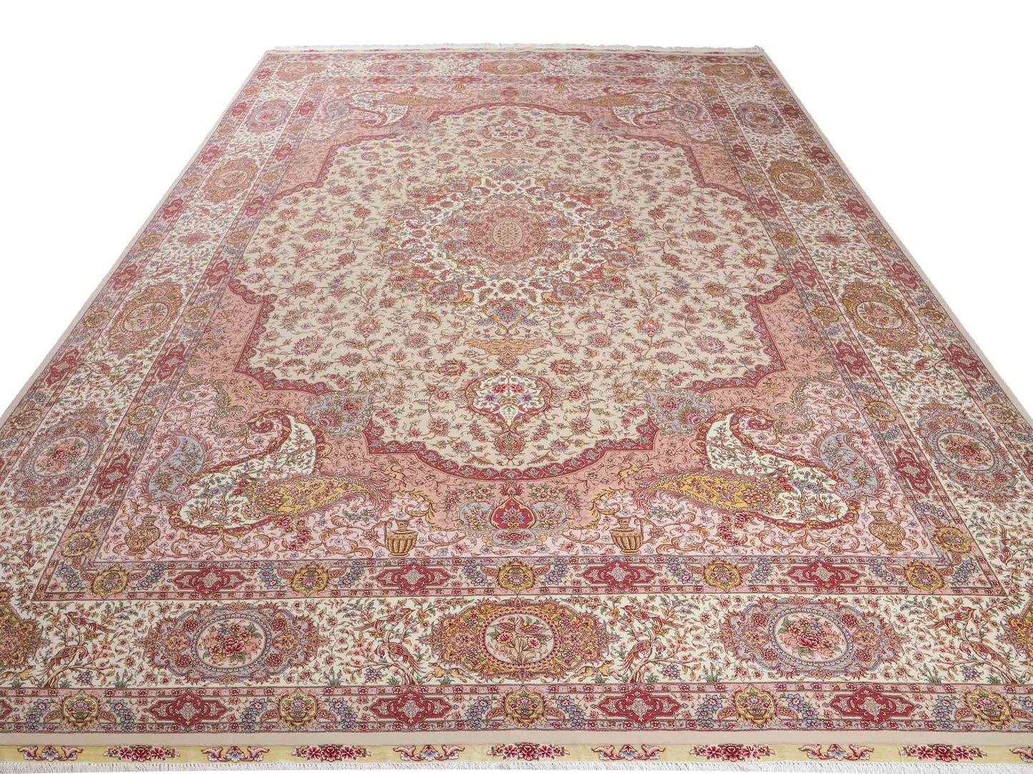 Sehr feiner, handgeknüpfter Khademi Orientteppich mit Täbriz Design aus Wolle mit Seide, creme, rosa. 364x274 cm. Vertrieb durch Jupiter Intl.