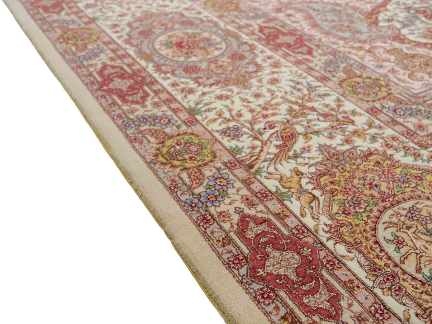 Sehr feiner, handgeknüpfter Khademi Orientteppich mit Täbriz Design aus Wolle mit Seide, creme, rosa. 364x274 cm. Vertrieb durch Jupiter Intl.