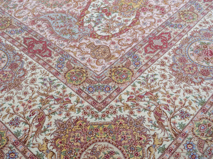 Sehr feiner, handgeknüpfter Khademi Orientteppich mit Täbriz Design aus Wolle mit Seide, creme, rosa. 364x274 cm. Vertrieb durch Jupiter Intl.