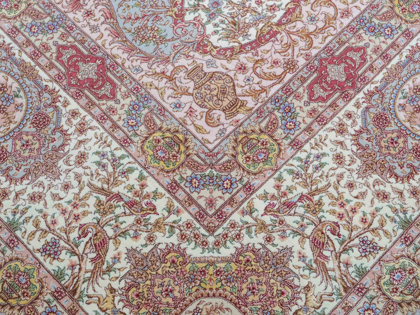 Sehr feiner, handgeknüpfter Khademi Orientteppich mit Täbriz Design aus Wolle mit Seide, creme, grün. 367x275 cm. Verkauf durch Jupiter Intl.