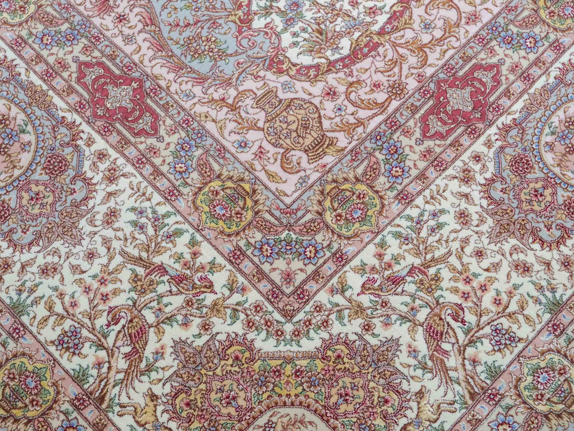 Sehr feiner, handgeknüpfter Khademi Orientteppich mit Täbriz Design aus Wolle mit Seide, creme, grün. 367x275 cm. Verkauf durch Jupiter Intl.