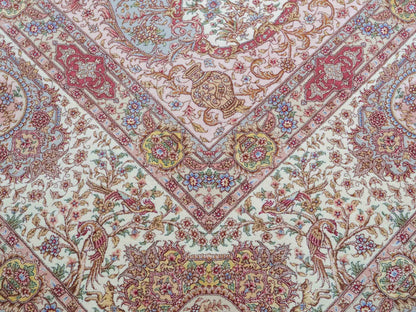 Sehr feiner, handgeknüpfter Khademi Orientteppich mit Täbriz Design aus Wolle mit Seide, creme, grün. 367x275 cm. Verkauf durch Jupiter Intl.