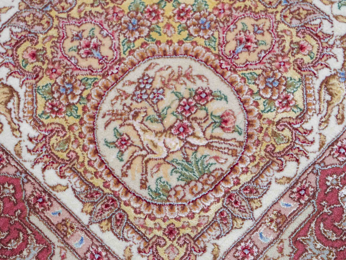 Sehr feiner, handgeknüpfter Khademi Orientteppich mit Täbriz Design aus Wolle mit Seide, creme, grün. 367x275 cm. Verkauf durch Jupiter Intl.