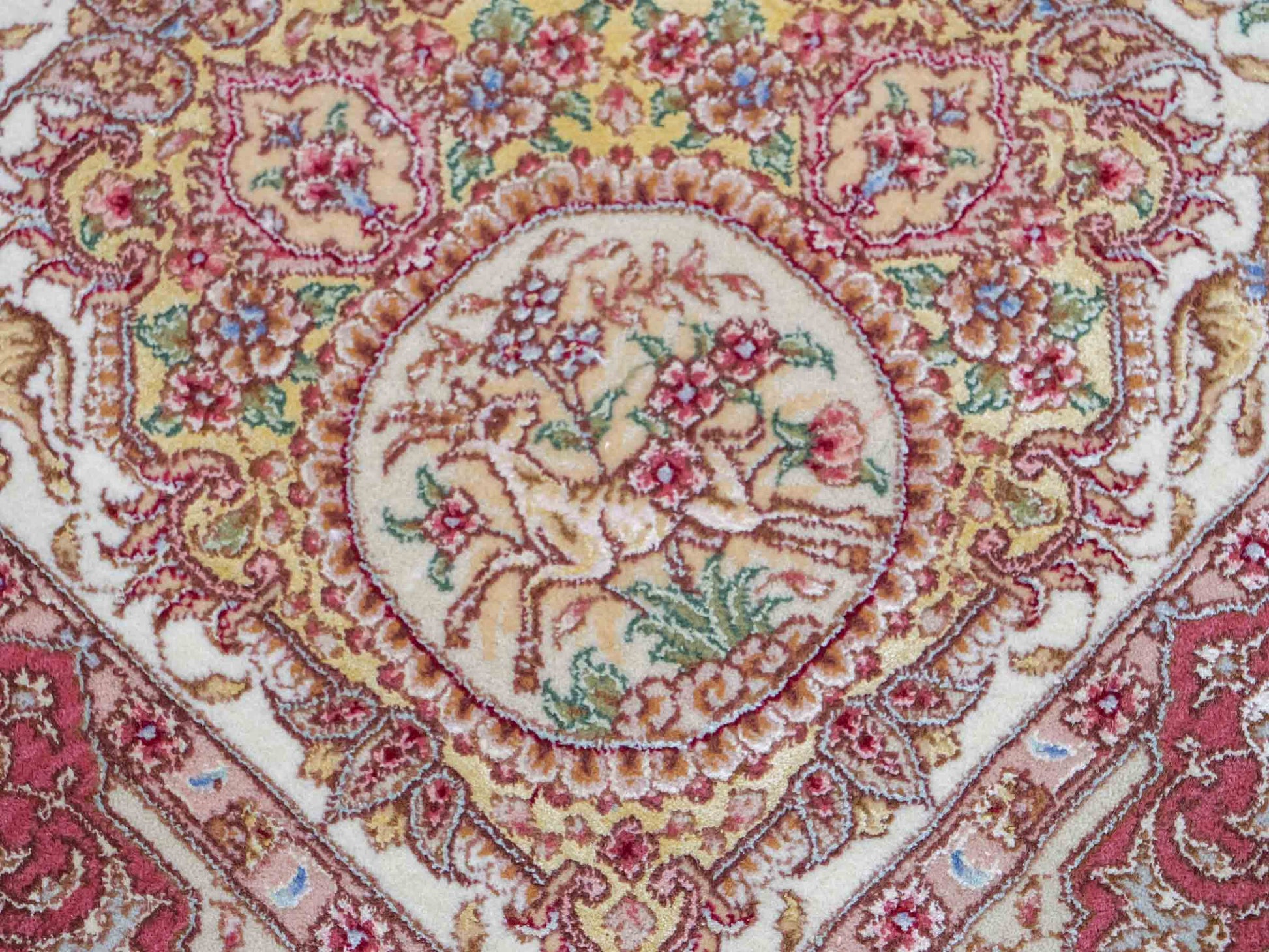 Sehr feiner, handgeknüpfter Khademi Orientteppich mit Täbriz Design aus Wolle mit Seide, creme, grün. 367x275 cm. Verkauf durch Jupiter Intl.