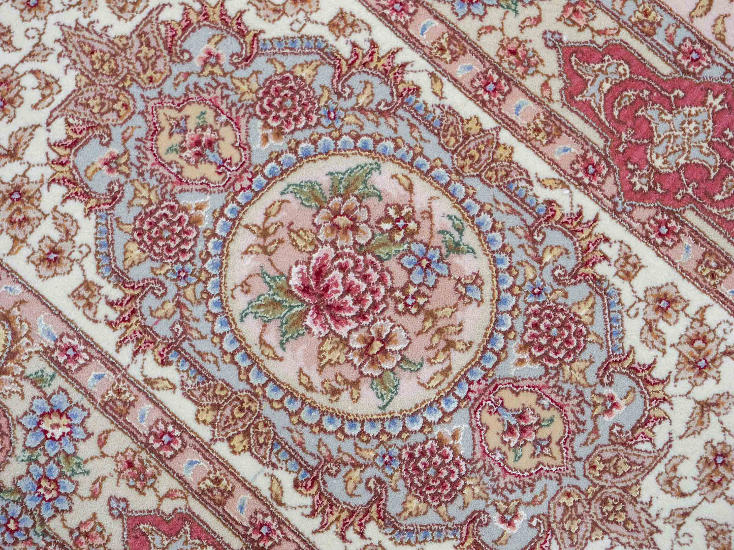 Sehr feiner, handgeknüpfter Khademi Orientteppich mit Täbriz Design aus Wolle mit Seide, creme, grün. 367x275 cm. Verkauf durch Jupiter Intl.