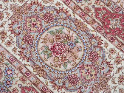 Sehr feiner, handgeknüpfter Khademi Orientteppich mit Täbriz Design aus Wolle mit Seide, creme, grün. 367x275 cm. Verkauf durch Jupiter Intl.