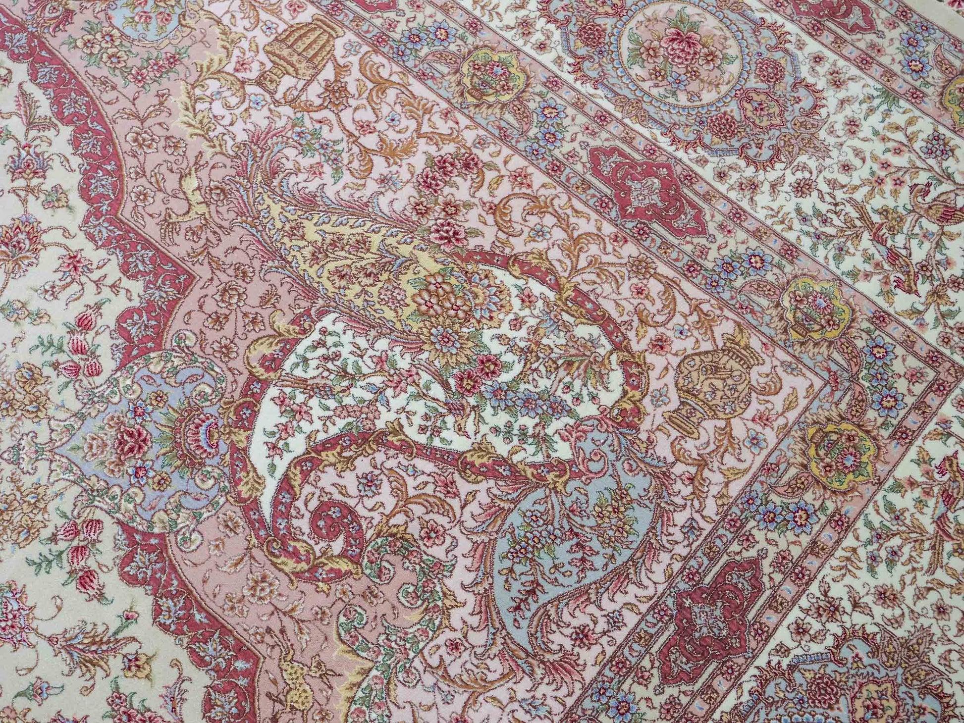 Sehr feiner, handgeknüpfter Khademi Orientteppich mit Täbriz Design aus Wolle mit Seide, creme, grün. 367x275 cm. Verkauf durch Jupiter Intl.