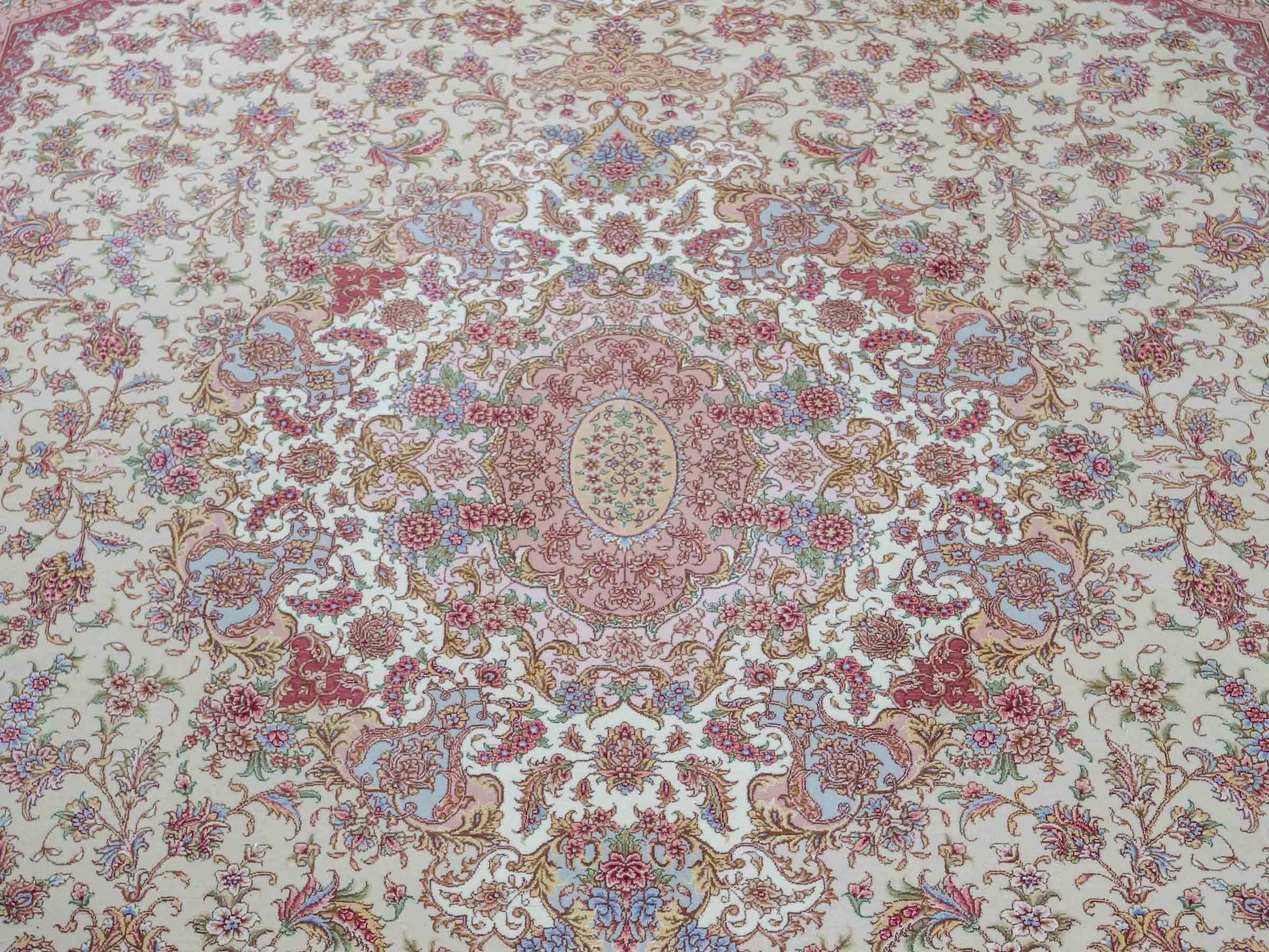 Sehr feiner, handgeknüpfter Khademi Orientteppich mit Täbriz Design aus Wolle mit Seide, creme, grün. 367x275 cm. Verkauf durch Jupiter Intl.