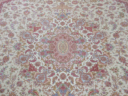 Sehr feiner, handgeknüpfter Khademi Orientteppich mit Täbriz Design aus Wolle mit Seide, creme, grün. 367x275 cm. Verkauf durch Jupiter Intl.