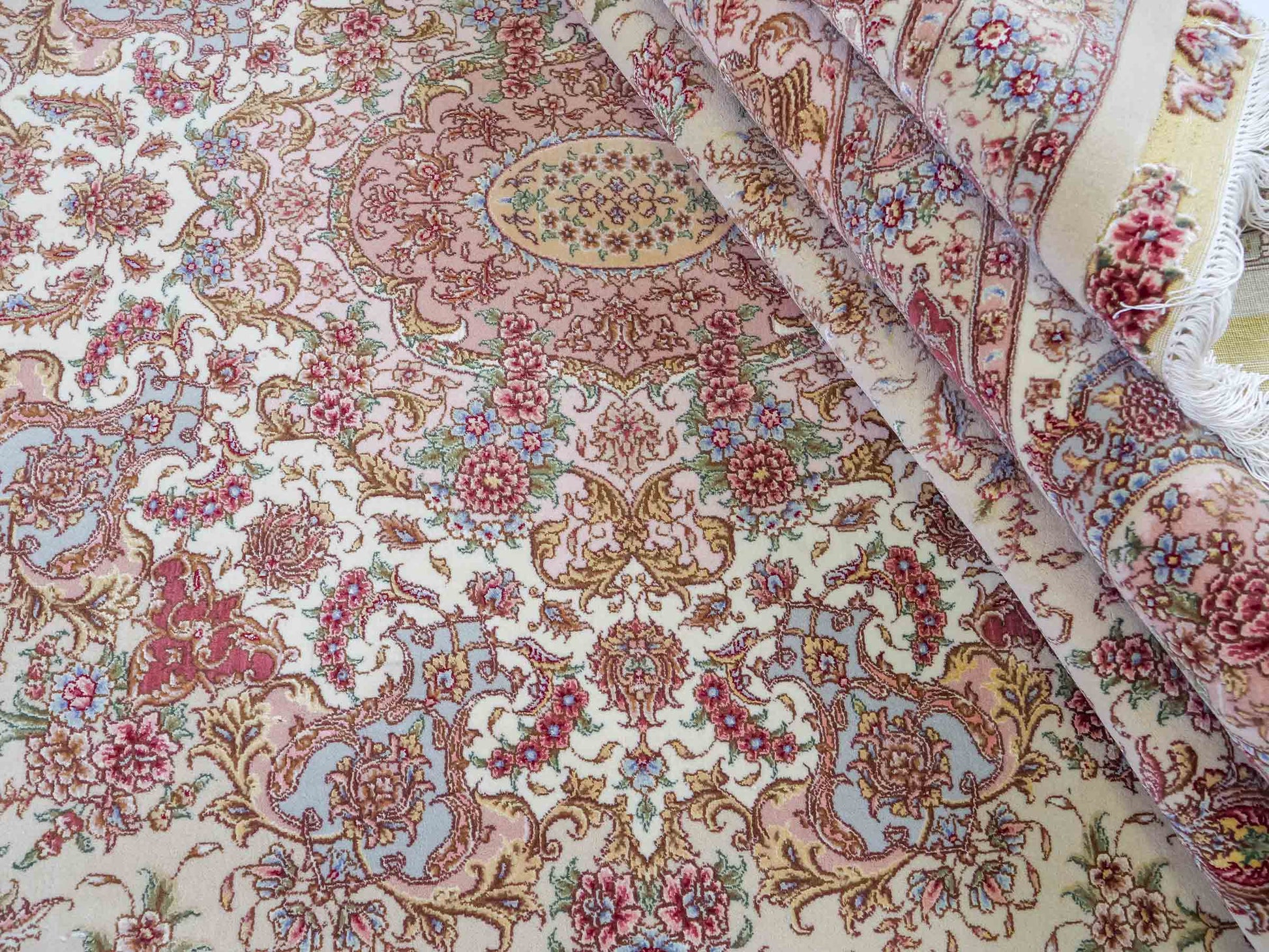 Sehr feiner, handgeknüpfter Khademi Orientteppich mit Täbriz Design aus Wolle mit Seide, creme, grün. 367x275 cm. Verkauf durch Jupiter Intl.