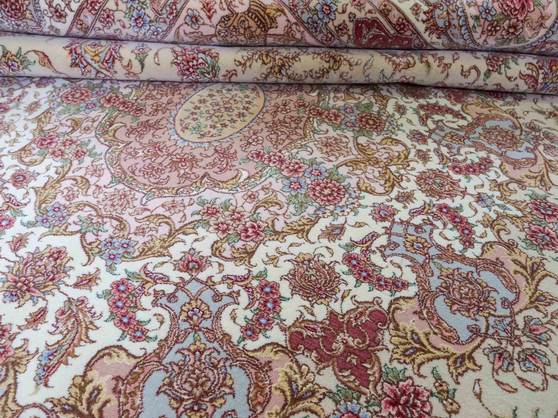 Sehr feiner, handgeknüpfter Khademi Orientteppich mit Täbriz Design aus Wolle mit Seide, creme, grün. 367x275 cm. Verkauf durch Jupiter Intl.