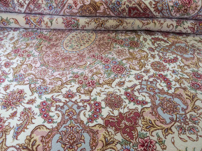Sehr feiner, handgeknüpfter Khademi Orientteppich mit Täbriz Design aus Wolle mit Seide, creme, grün. 367x275 cm. Verkauf durch Jupiter Intl.