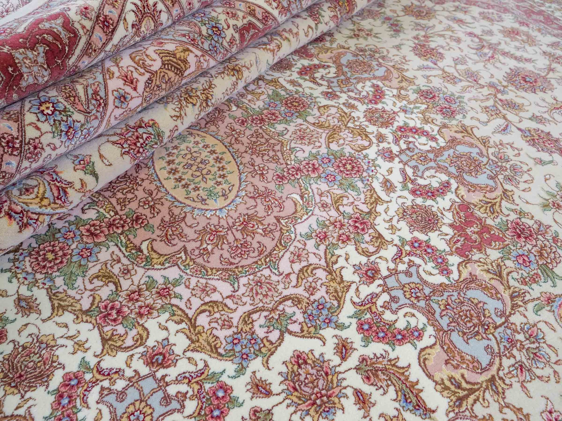 Sehr feiner, handgeknüpfter Khademi Orientteppich mit Täbriz Design aus Wolle mit Seide, creme, grün. 367x275 cm. Verkauf durch Jupiter Intl.