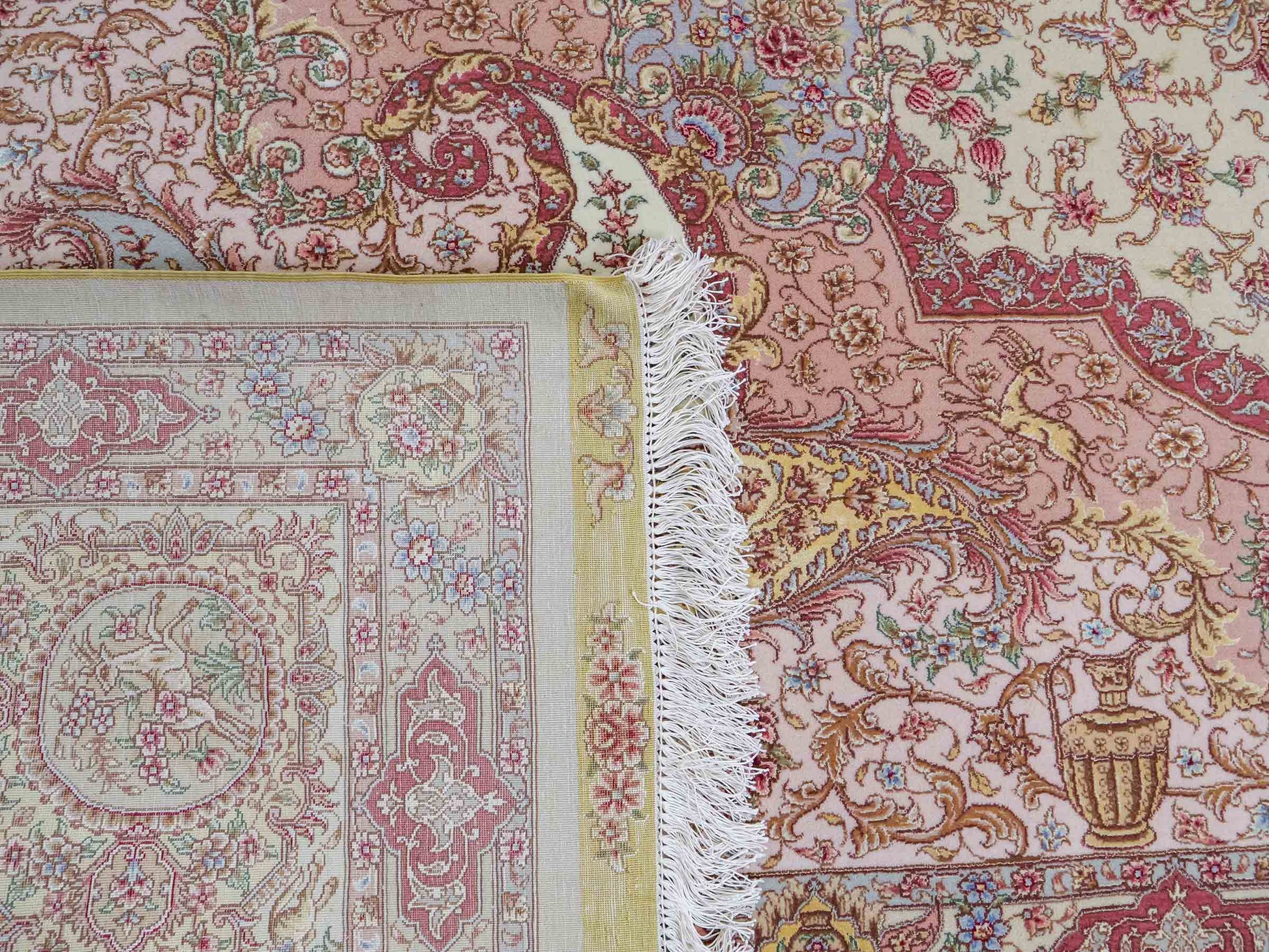 Sehr feiner, handgeknüpfter Khademi Orientteppich mit Täbriz Design aus Wolle mit Seide, creme, grün. 367x275 cm. Verkauf durch Jupiter Intl.