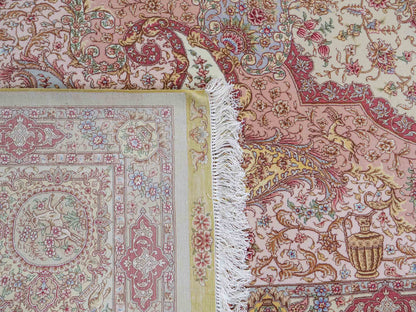 Sehr feiner, handgeknüpfter Khademi Orientteppich mit Täbriz Design aus Wolle mit Seide, creme, grün. 367x275 cm. Verkauf durch Jupiter Intl.