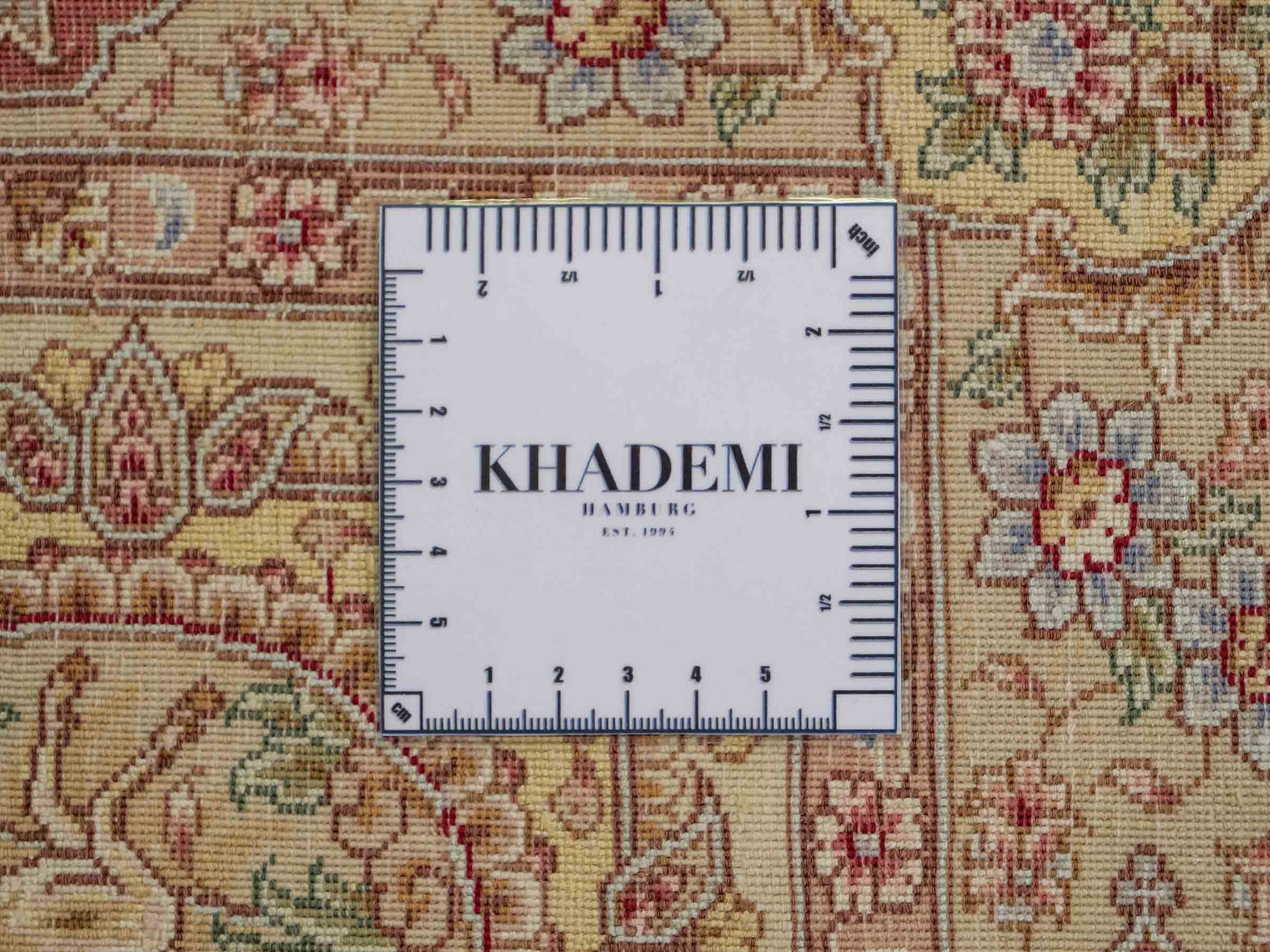 Sehr feiner, handgeknüpfter Khademi Orientteppich mit Täbriz Design aus Wolle mit Seide, creme, grün. 367x275 cm. Verkauf durch Jupiter Intl.