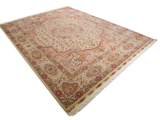 Sehr feiner, handgeknüpfter Khademi Orientteppich mit Täbriz Design aus Wolle mit Seide, creme, grün. 367x275 cm. Verkauf durch Jupiter Intl.