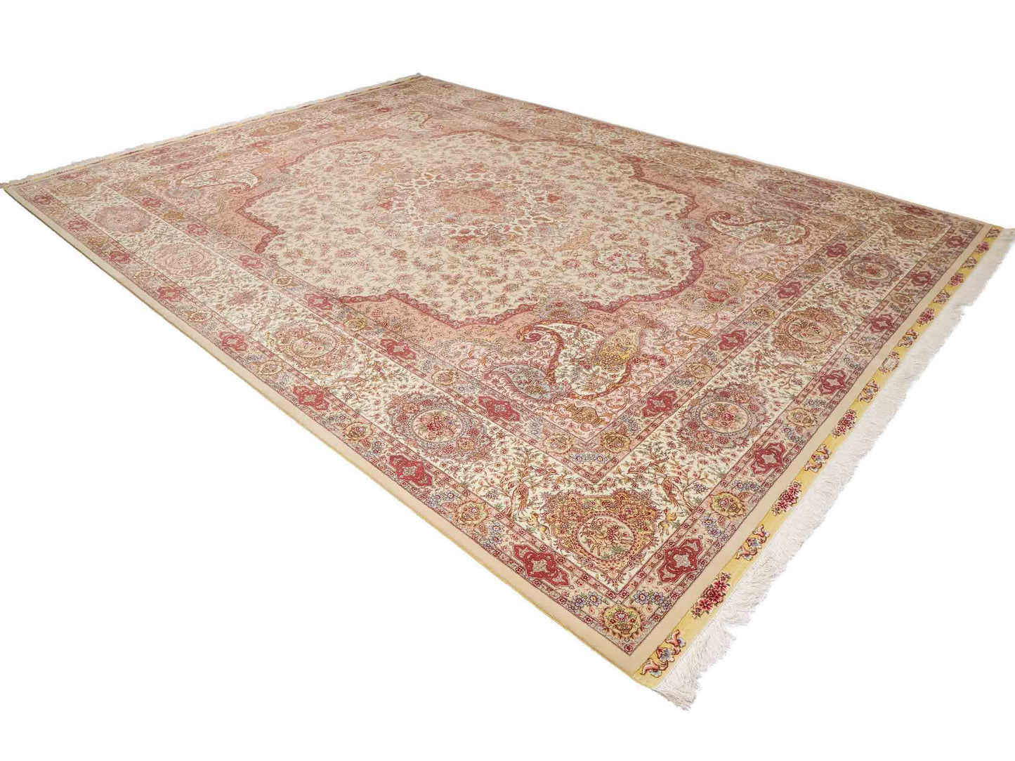 Sehr feiner, handgeknüpfter Khademi Orientteppich mit Täbriz Design aus Wolle mit Seide, creme, grün. 367x275 cm. Verkauf durch Jupiter Intl.