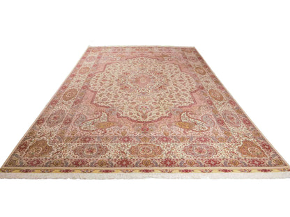 Sehr feiner, handgeknüpfter Khademi Orientteppich mit Täbriz Design aus Wolle mit Seide, creme, grün. 367x275 cm. Verkauf durch Jupiter Intl.